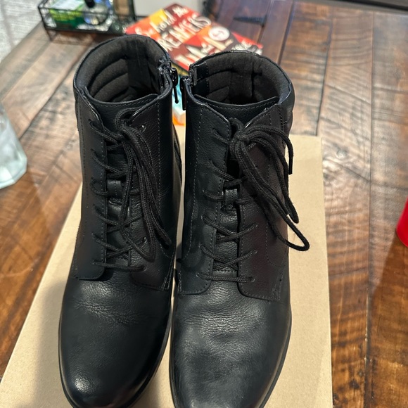 Black lace up Boots - Picture 6 of 8